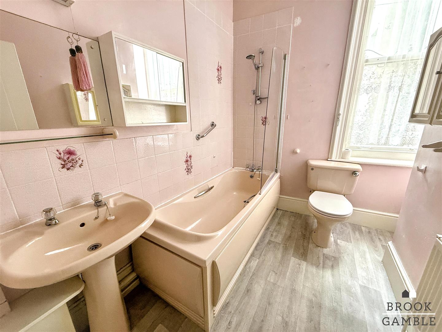 2 Bedroom Apartment - Conversion. Elms Avenue in Eastbourne, East Sussex 11